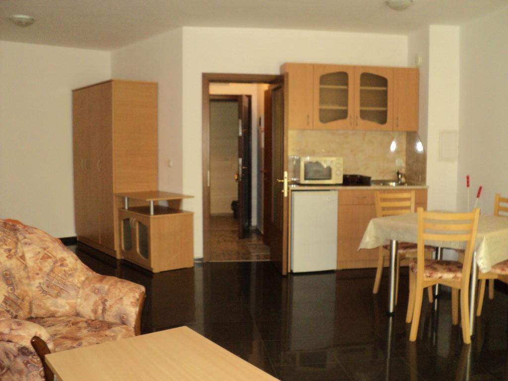 Meni Apartments And Guest Rooms Sozopol Exterior photo