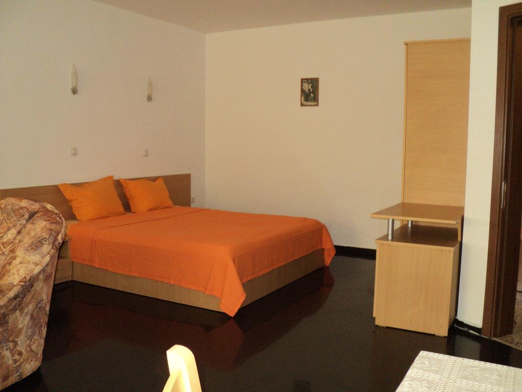 Meni Apartments And Guest Rooms Sozopol Exterior photo