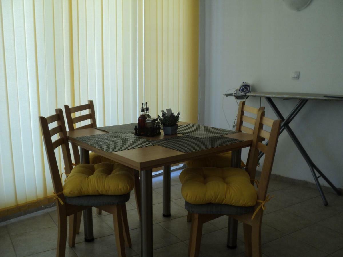Meni Apartments And Guest Rooms Sozopol Exterior photo